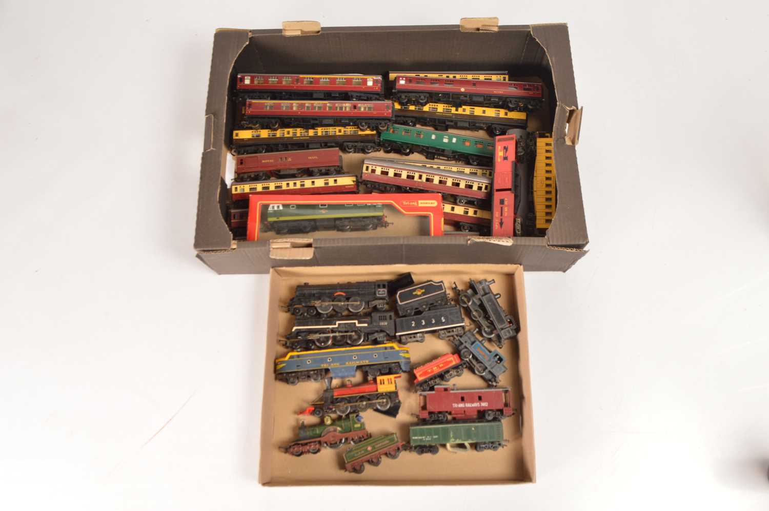 Lot 41 - Tri-ang Locomotives and coaching stock 00 gauge  (31)