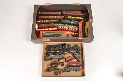 Lot 41 - Tri-ang Locomotives and coaching stock 00 gauge  (31)
