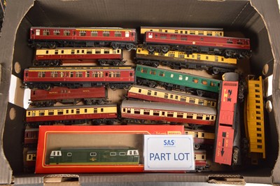 Lot 41 - Tri-ang Locomotives and coaching stock 00 gauge  (31)