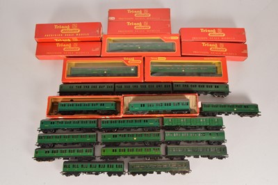 Lot 55 - Tri-ang Hornby Multiple Units and rolling stock all in BR green liveries 00 gauge (20)