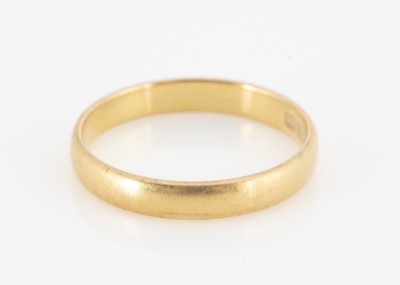 Lot 144 - A 22ct gold wedding band