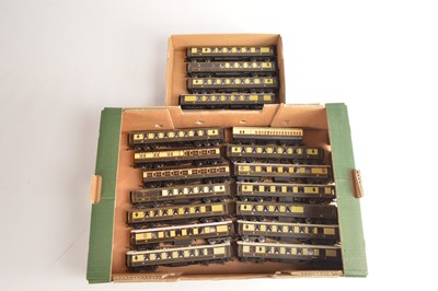Lot 100 - Hornby Pullman and GWR coaches in brown or chocolate/cream liveries  00 gauge (18)