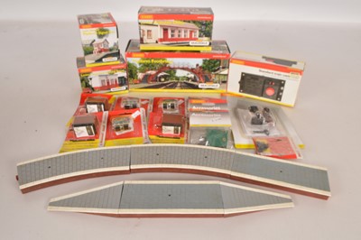 Lot 113 - Hornby Skaledale buildings and accessories (22)