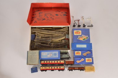 Lot 123 - Hornby-Dublo 00 Gauge 3-Rail boxed Tank Locomotive and various boxed and unboxed Rolling stock and accessories (qty)