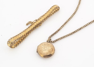Lot 151 - A 9ct gold bracelet with textured and pierced links