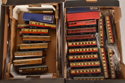 Lot 142 - Hornby-Dublo 00 Gauge 3-Rail boxed and unboxed tinplate Coaches (70+)