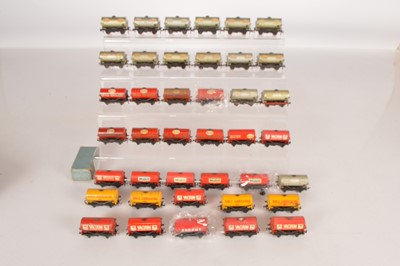 Lot 145 - Hornby-Dublo 00 Gauge 3-Rail unboxed Tank Wagons (41)