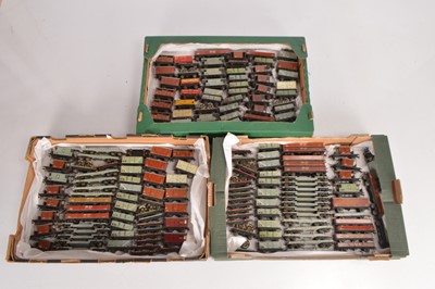 Lot 147 - Hornby-Dublo 00 Gauge 3-Rail unboxed BR wagons (165+)