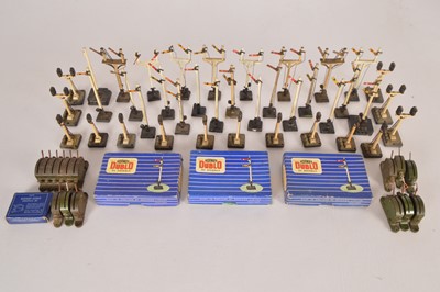 Lot 151 - Hornby-Dublo 00 Gauge 2 and 3-Rail unboxed Coloured Light Signals and Hand operated Semaphore Signals and switches (55)
