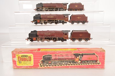Lot 164 - Hornby-Dublo 00 Gauge 2-Rail boxed and unboxed  2226 BR maroon 'City of London' Locomotives and Tenders and one renamed 'City of Carlise' (4)