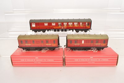 Lot 172 - Hornby-Dublo 00 Gauge 2-Rail BR maroon Super Detail late Issue unboxed Restaurant Car and pair of boxed 4076  Stove 6-wheel Passenger Brake Vans (4)