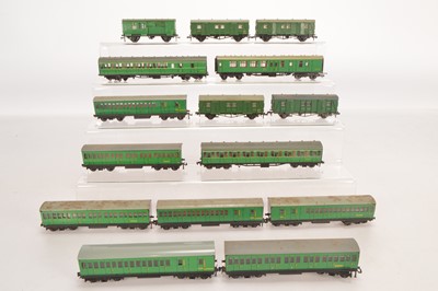 Lot 173 - Hornby-Dublo 00 Gauge 2-Rail unboxed  4025/6 short BR green Suburban Coaches Super Detail Suburban and Corridor Coach and boxed and unboxed Utility Vans and Horse Box (15)