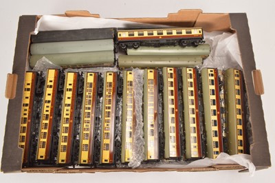 Lot 174 - Hornby-Dublo 00 Gauge 2-Rail BR WR chocolate and cream Main Line Coaches (29)