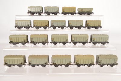 Lot 175 - Hornby-Dublo 00 Gauge 2-Rail unboxed  Super detail 4625 Bulk Grain Hopper wagons and a late issue 4644 Hopper wagon (19)