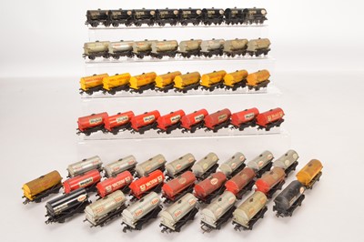 Lot 178 - Hornby-Dublo 00 Gauge 2-Rail unboxed Super Detail 4-wheel Tank Wagons (56)