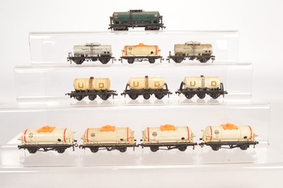Lot 179 - Hornby-Dublo 00 Gauge 2-Rail Super Detail boxed and unboxed long wheelbase Tank wagons and blue ICI bogie Tan wagon (11)
