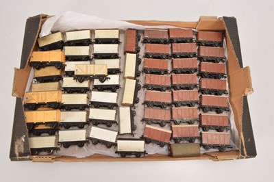 Lot 184 - Hornby-Dublo 00 Gauge 2-Rail Super detail unboxed BR brown 12T Vans and Blue Spot Fish Vans and white Refrigerator Vans (52)