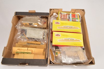 Lot 189 - Hornby-Dublo 00 Gauge 2-Rail plastic Suburban Stations  and Island Platform Sets and Goods Depot and various  spare platforms and ramps  and side walls (qty)