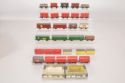 Lot 211 - Wrenn 00 Gauge unboxed Wagons including nine plain red Vans and various Van bodies and two empty boxes (30)