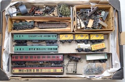 Lot 251 - Quantity of miscellaneous 00 Gauge including Gaiety Engine Rolling stock various Accessories including Platform Cranes (qty)