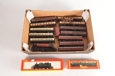 Lot 256 - Hornby Mainline Locomotives and coaches 00 gauge  (17)