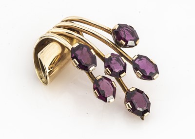 Lot 165 - A gold and garnet Art Deco pendant