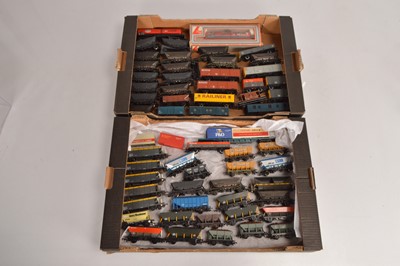 Lot 311 - Lima Hornby Wrenn and other Hopper and other wagons 00 gauge (59)