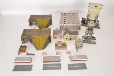 Lot 338 - Hornby Bachmann built resin and plastic buildings and dioramas 00 gauge (11)