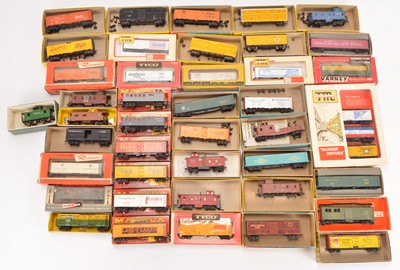 Lot 382 - American HO Postwar and Later Mainly Kitbuilt Freight Stock (40)