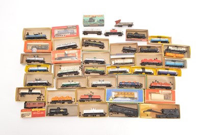 Lot 383 - American HO Postwar and Later Mainly Kitbuilt Tank Cars Snow Ploughs and Crane (40)