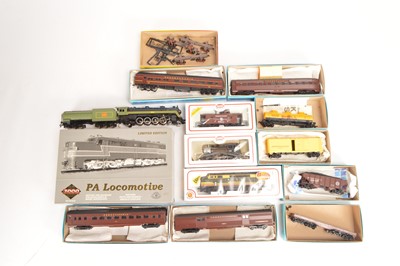 Lot 389 - Bachmann Athearn and other USA H0 gauge Locomotives and Rolling Stock (16)