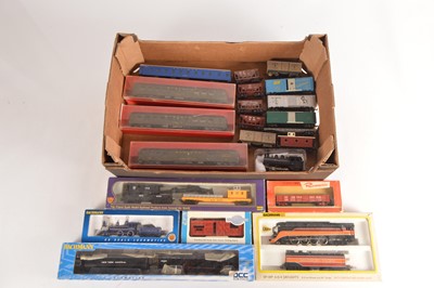 Lot 390 - Bachmann Rivarossi and other Steam Locomotives Coaches and freight stock US H0 gauge (22)