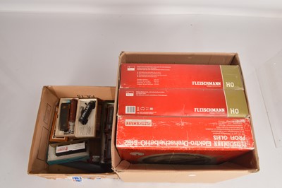 Lot 392 - Athearn Tyco Fleischman and other H0 gauge Locomotives Rolling stock and turntables (19)