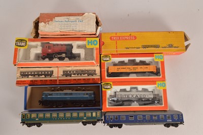 Lot 406 - Trix Life-Like H0 gauge Locomotives and rolling stock (7)