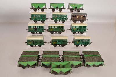 Lot 488 - Hornby 0 Gauge mixed group of goods wagons (21)