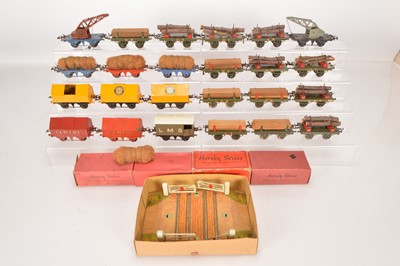 Lot 518 - Hornby 0 Gauge mixed group of wagons and Accessories (28)