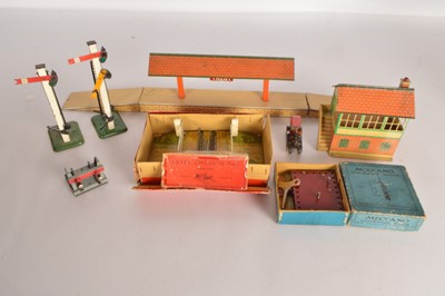 Lot 583 - Hornby 0 Gauge Group of Buildings & Accessories (8)
