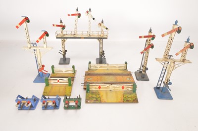 Lot 586 - Hornby 0 Gauge accessories (9)