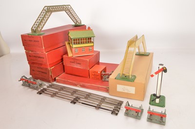 Lot 589 - Hornby 0 Gauge Railway accessories (5)