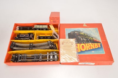 Lot 605 - Hornby 0 Gauge Clockwork Tank Goods Set No.40 and Guards van (2)