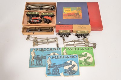Lot 606 - Hornby 0 Gauge Clockwork M1 Goods set and other items