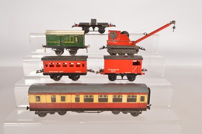 Lot 695 - Hornby 0 Gauge Style Break Down Crane & others (6)