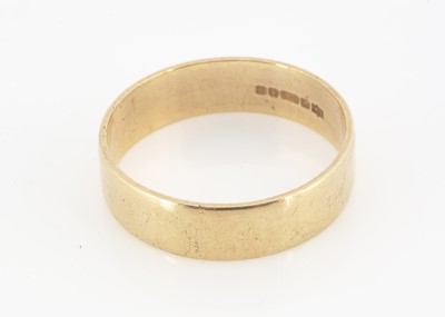 Lot 214 - A 9ct gold flattened wedding band