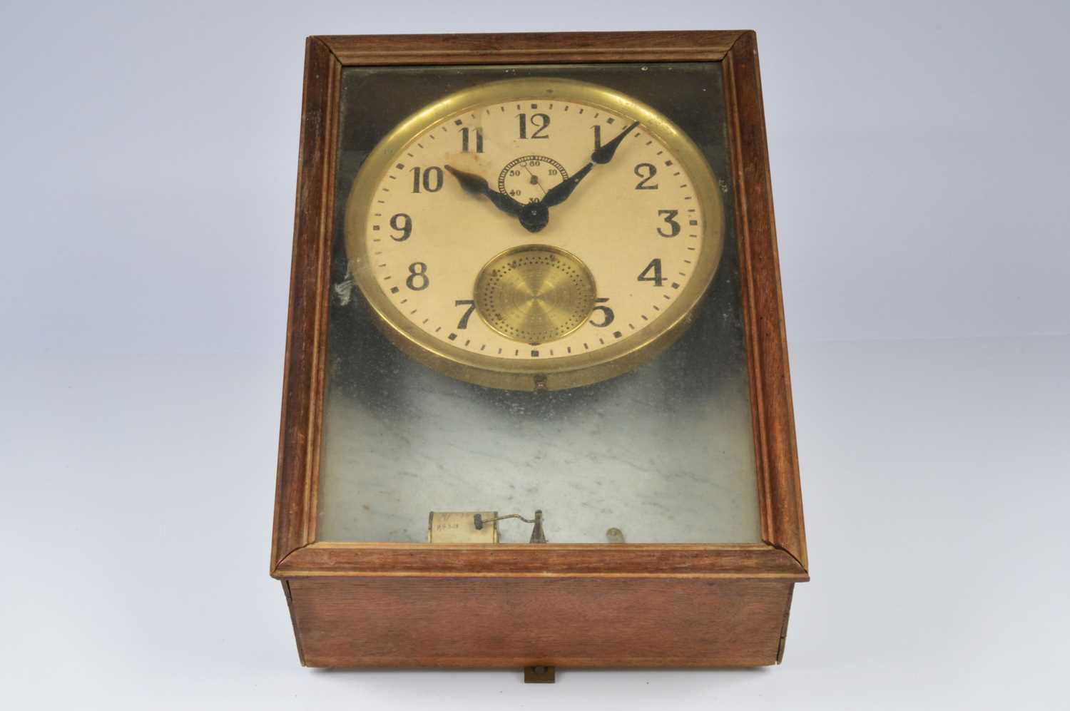 Lot 40 - An early 20th century electric wall clock