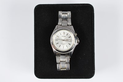 Lot 126 - A c1990s Seiko Kinetic stainless steel wristwatch