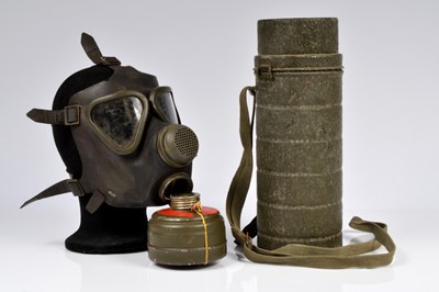 Lot 55 - A German Drucken WWII M31 Gas Mask