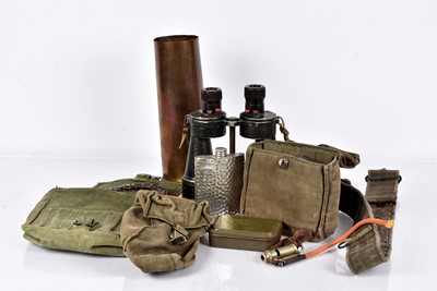 Lot 71 - A collection of WWI and later Military items