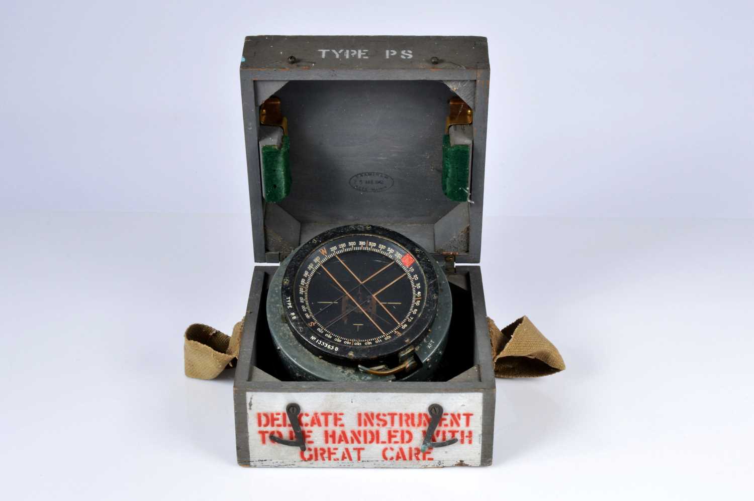 Lot 121 - A vintage Royal Air Force Type P8 aircraft compass