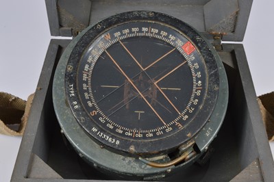 Lot 121 - A vintage Royal Air Force Type P8 aircraft compass