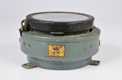 Lot 121 - A vintage Royal Air Force Type P8 aircraft compass